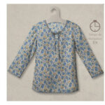 Impecable blusa de flores cielo intenso.