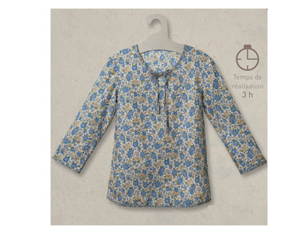 Impecable blusa de flores cielo intenso.